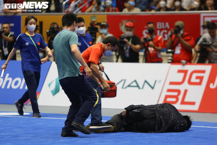 Võ sĩ Việt Nam chấn thương giữa bài thi, bất động trên thảm đấu - 1