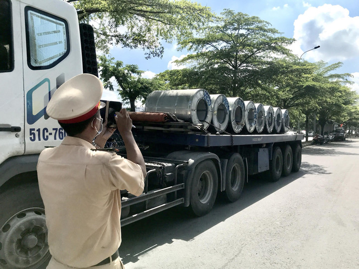 Chở cuộn thép chằng buộc qua loa, tài xế xe đầu kéo bị phạt 700.000 đồng - 2