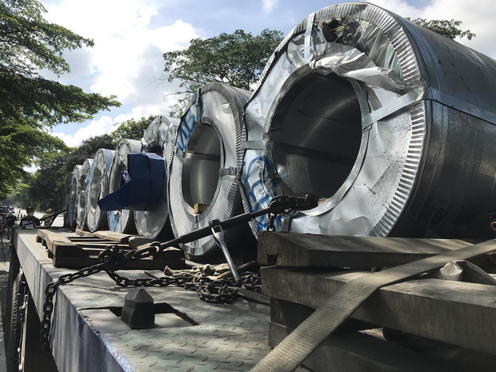 Chở cuộn thép chằng buộc qua loa, tài xế xe đầu kéo bị phạt 700.000 đồng - 1