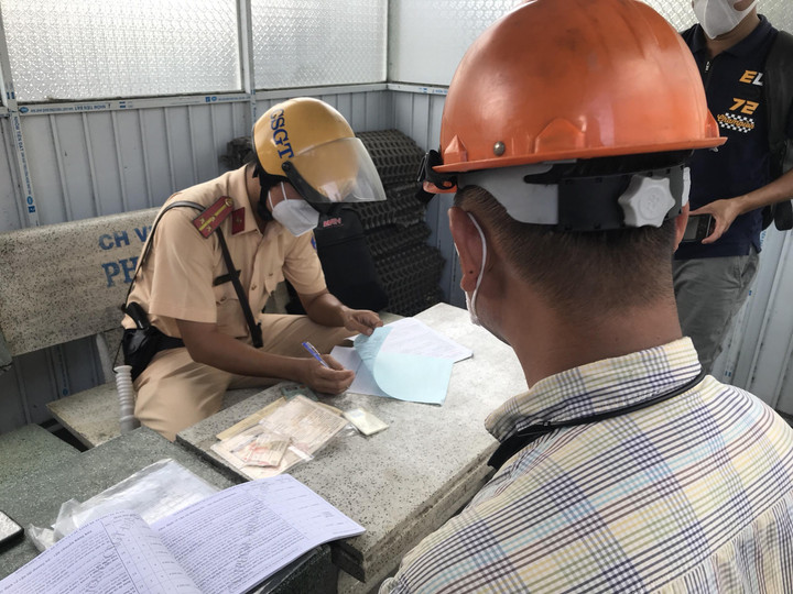 Chở cuộn thép chằng buộc qua loa, tài xế xe đầu kéo bị phạt 700.000 đồng - 3