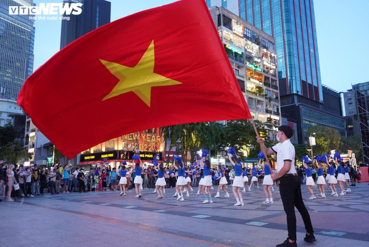 TP.HCM cấm xe lưu thông vào đường Nguyễn Huệ trước trận U23 Việt Nam-U23 Myanmar - 1