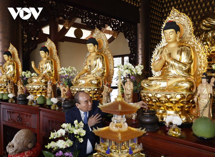 Chủ tịch nước Nguyễn Xuân Phúc chúc mừng Đại lễ Phật đản tại TP.HCM - 3