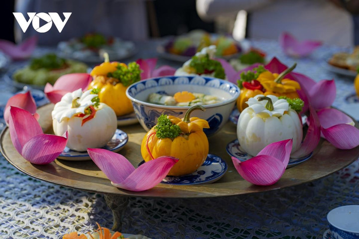 Ngắm xe hoa rước Phật trên đường phố Huế - 9