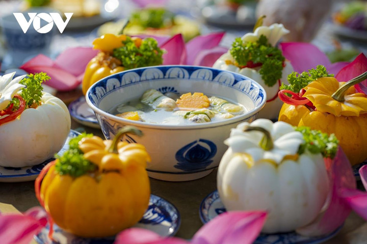 Ngắm xe hoa rước Phật trên đường phố Huế - 11