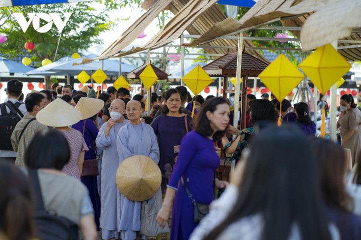 Ngắm xe hoa rước Phật trên đường phố Huế - 13