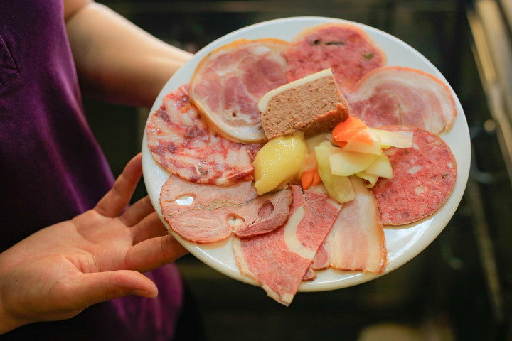 Những hàng bánh mì nổi tiếng Hà Nội bán hơn 1.000 chiếc mỗi ngày - 10