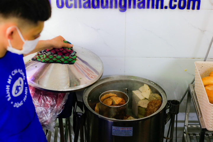 Những hàng bánh mì nổi tiếng Hà Nội bán hơn 1.000 chiếc mỗi ngày - 3