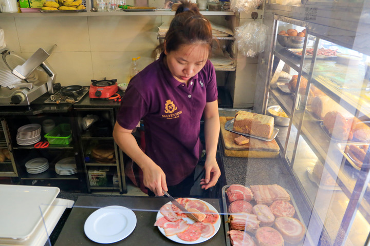 Những hàng bánh mì nổi tiếng Hà Nội bán hơn 1.000 chiếc mỗi ngày - 8