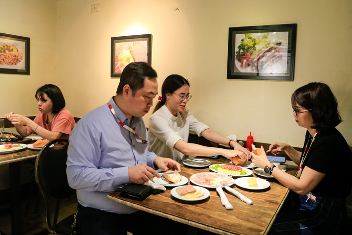 Những hàng bánh mì nổi tiếng Hà Nội bán hơn 1.000 chiếc mỗi ngày - 11