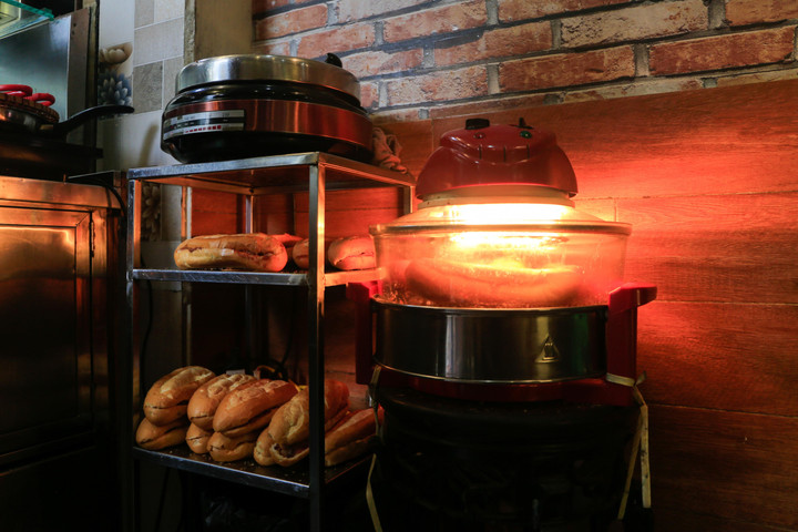 Những hàng bánh mì nổi tiếng Hà Nội bán hơn 1.000 chiếc mỗi ngày - 14