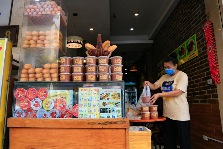 Những hàng bánh mì nổi tiếng Hà Nội bán hơn 1.000 chiếc mỗi ngày - 12