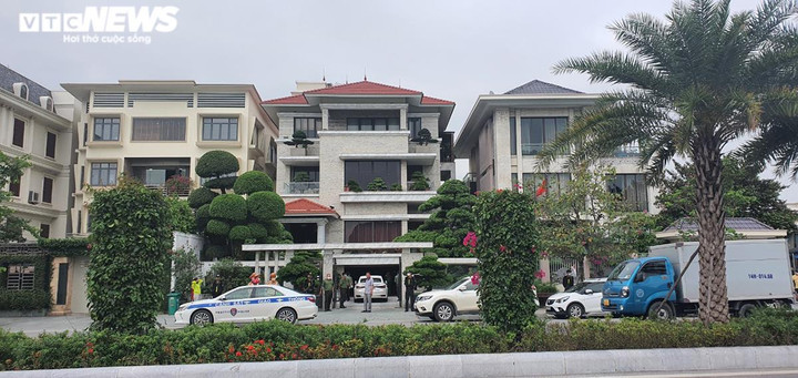 Ảnh: Công an khám xét nhà nguyên Chủ tịch UBND TP Hạ Long - 1
