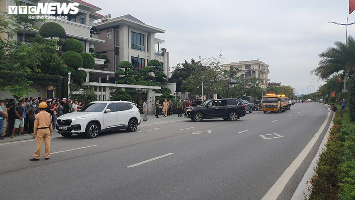 Ảnh: Công an khám xét nhà nguyên Chủ tịch UBND TP Hạ Long - 7