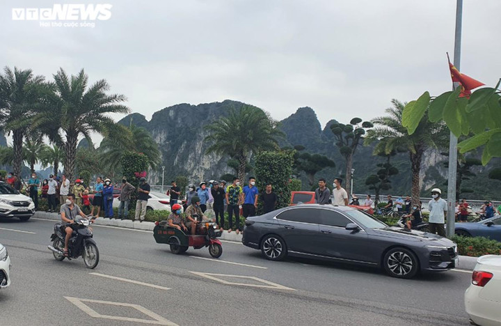 Ảnh: Công an khám xét nhà nguyên Chủ tịch UBND TP Hạ Long - 8