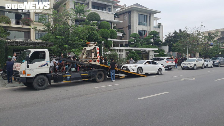 Ảnh: Công an khám xét nhà nguyên Chủ tịch UBND TP Hạ Long - 4