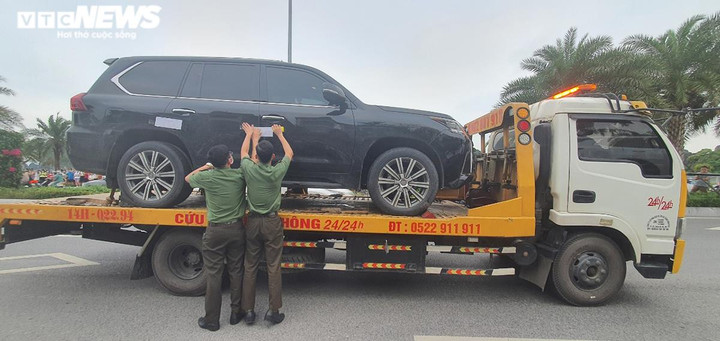 Ảnh: Công an khám xét nhà nguyên Chủ tịch UBND TP Hạ Long - 5