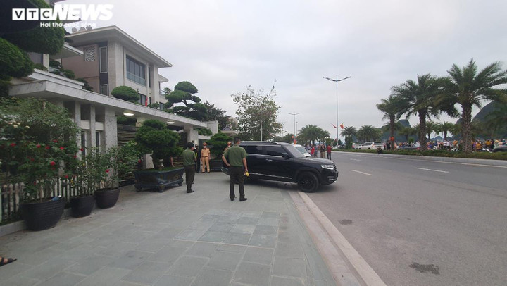 Ảnh: Công an khám xét nhà nguyên Chủ tịch UBND TP Hạ Long - 9