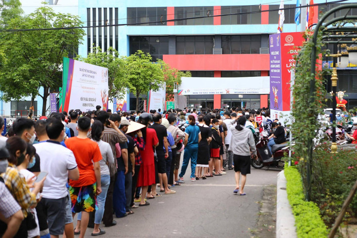 Nghìn người xếp hàng từ sáng sớm nhận vé miễn phí xem tuyển nữ Việt Nam - 1