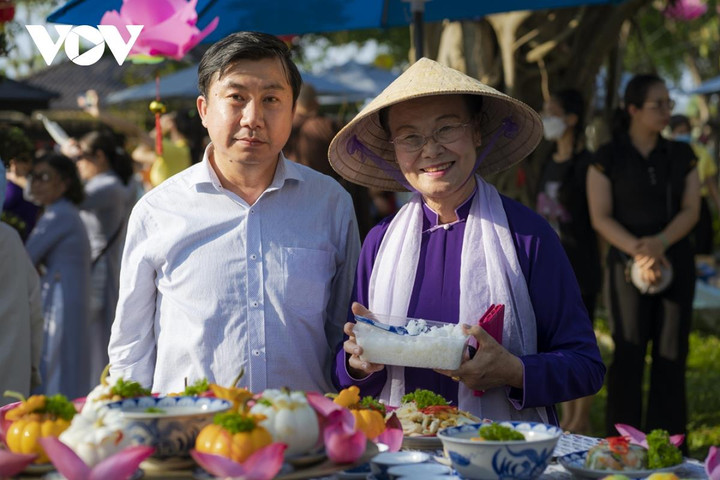 Ngắm xe hoa rước Phật trên đường phố Huế - 14