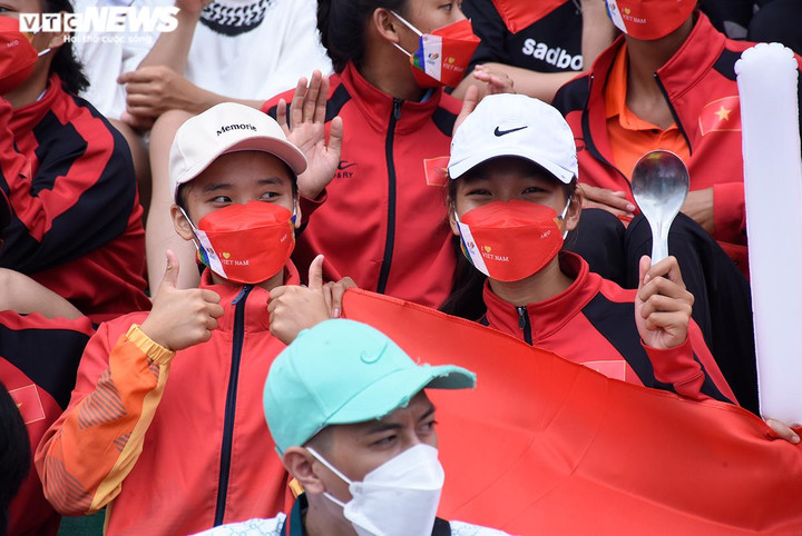 Hàng ngàn CĐV sung sướng nhìn đội Rowing Việt Nam thắng lớn ở SEA Games 31 - 6