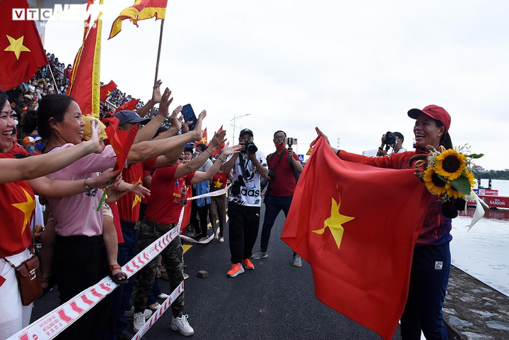 Hàng ngàn CĐV sung sướng nhìn đội Rowing Việt Nam thắng lớn ở SEA Games 31 - 1
