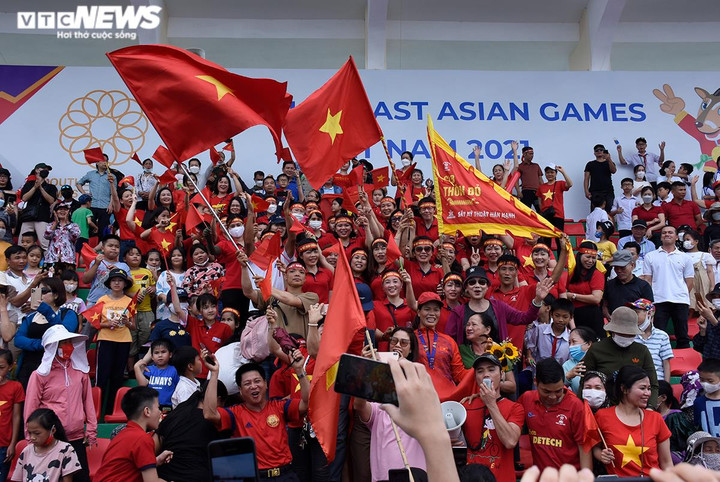 Hàng ngàn CĐV sung sướng nhìn đội Rowing Việt Nam thắng lớn ở SEA Games 31 - 2