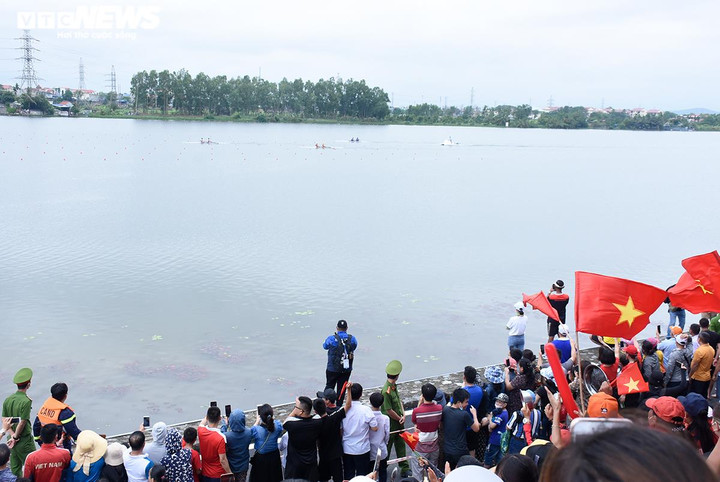 Hàng ngàn CĐV sung sướng nhìn đội Rowing Việt Nam thắng lớn ở SEA Games 31 - 4
