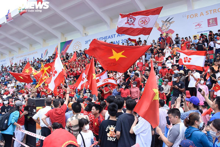 Hàng ngàn CĐV sung sướng nhìn đội Rowing Việt Nam thắng lớn ở SEA Games 31 - 3