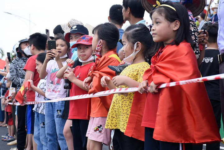 Hàng ngàn CĐV sung sướng nhìn đội Rowing Việt Nam thắng lớn ở SEA Games 31 - 7
