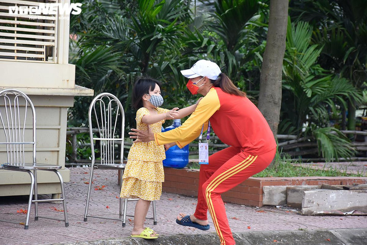 Hàng ngàn CĐV sung sướng nhìn đội Rowing Việt Nam thắng lớn ở SEA Games 31 - 10