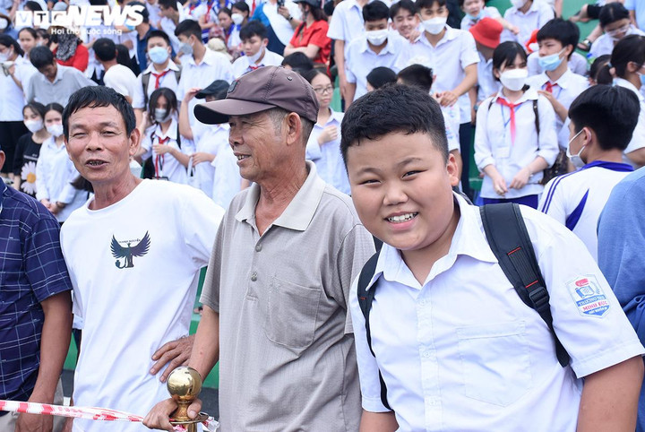 Hàng ngàn CĐV sung sướng nhìn đội Rowing Việt Nam thắng lớn ở SEA Games 31 - 9