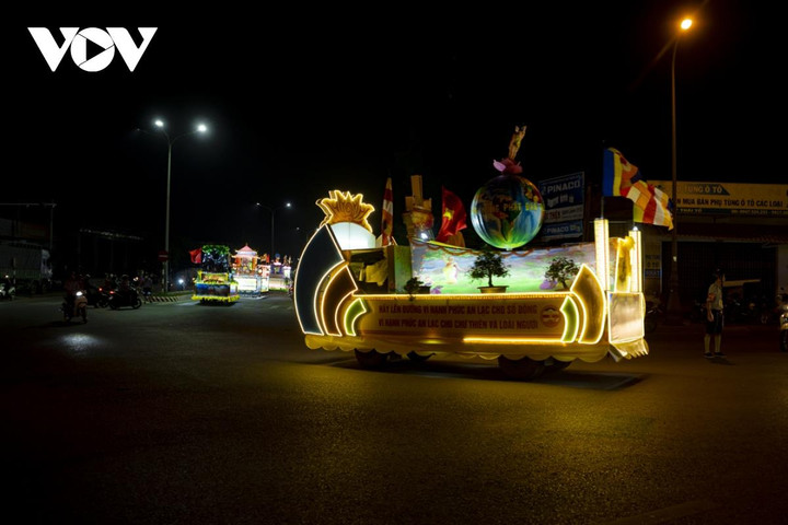 Ngắm xe hoa rước Phật trên đường phố Huế - 1