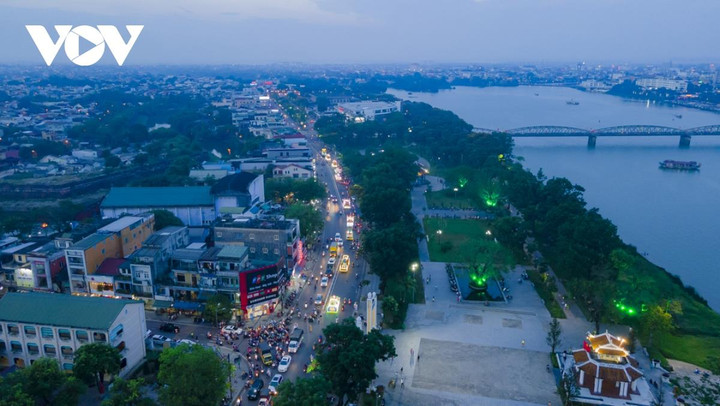 Ngắm xe hoa rước Phật trên đường phố Huế - 2