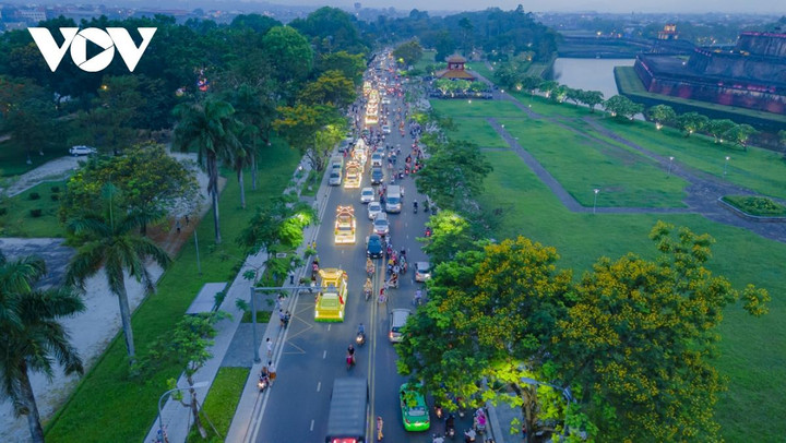 Ngắm xe hoa rước Phật trên đường phố Huế - 3