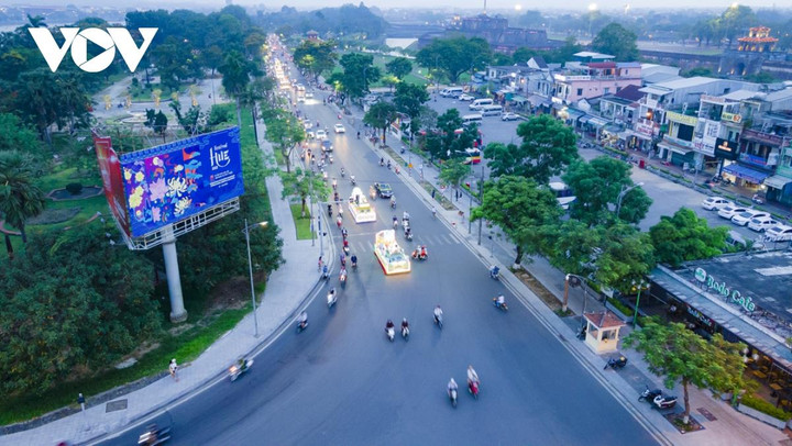 Ngắm xe hoa rước Phật trên đường phố Huế - 4