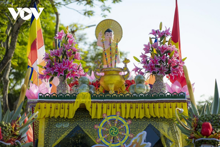 Ngắm xe hoa rước Phật trên đường phố Huế - 5