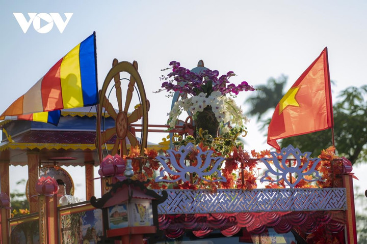 Ngắm xe hoa rước Phật trên đường phố Huế - 6