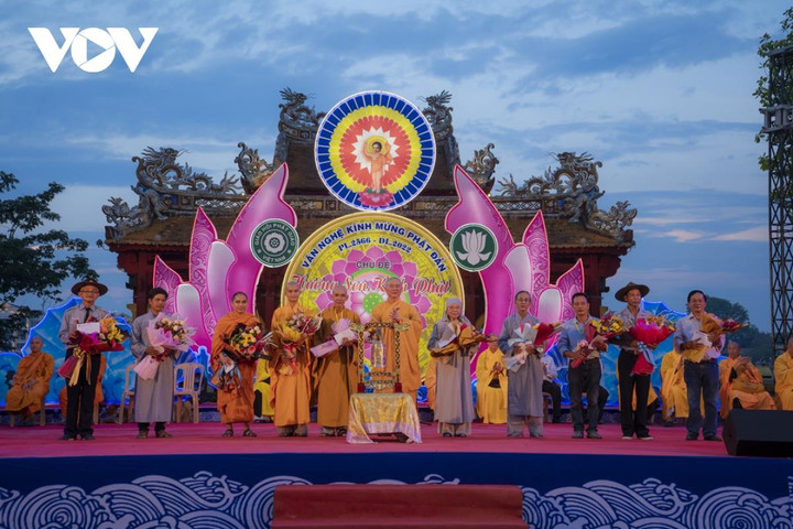 Ngắm xe hoa rước Phật trên đường phố Huế - 7