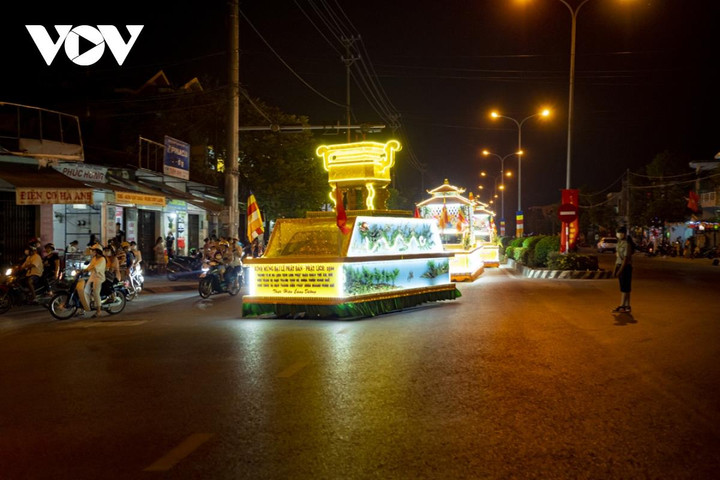Ngắm xe hoa rước Phật trên đường phố Huế - 8