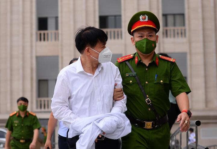 Cựu Thứ trưởng Bộ Y tế xin hưởng mức án 'không mang thêm đau khổ cho gia đình' - 1