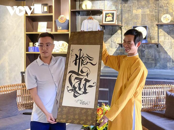 Cú bắt tay lịch sử giữa graffiti và thư pháp Việt - 2