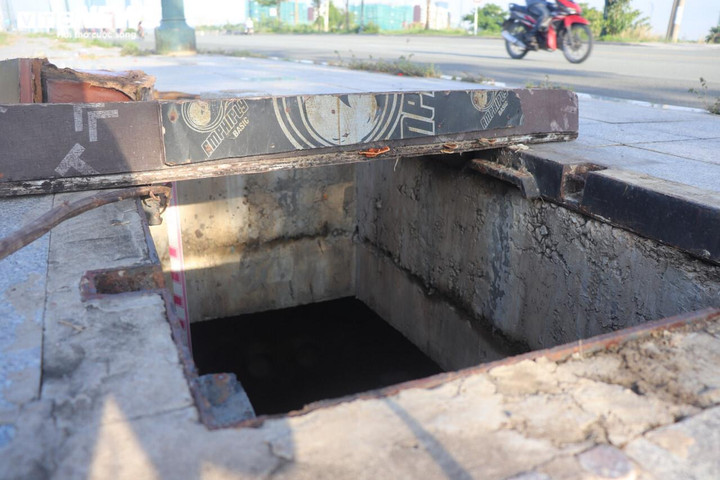 TP.HCM: Sau cầu Thủ Thiêm 2, đến lượt hàng loạt hố ga trên đường Tố Hữu mất nắp - 15