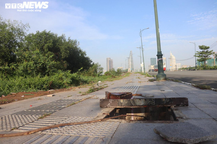 TP.HCM: Sau cầu Thủ Thiêm 2, đến lượt hàng loạt hố ga trên đường Tố Hữu mất nắp - 14