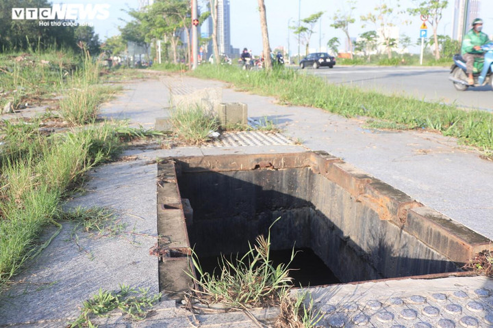 TP.HCM: Sau cầu Thủ Thiêm 2, đến lượt hàng loạt hố ga trên đường Tố Hữu mất nắp - 12