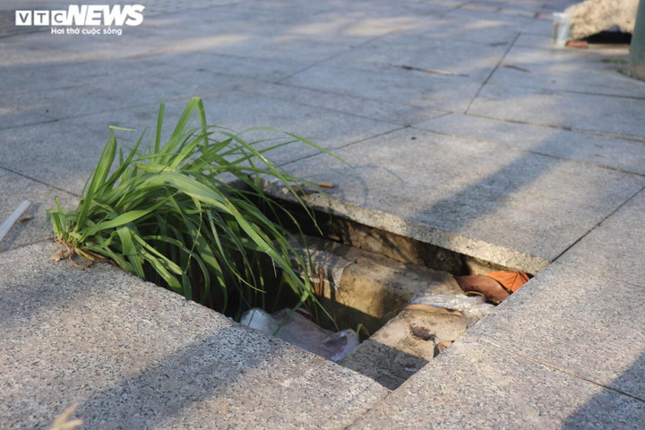 TP.HCM: Sau cầu Thủ Thiêm 2, đến lượt hàng loạt hố ga trên đường Tố Hữu mất nắp - 13