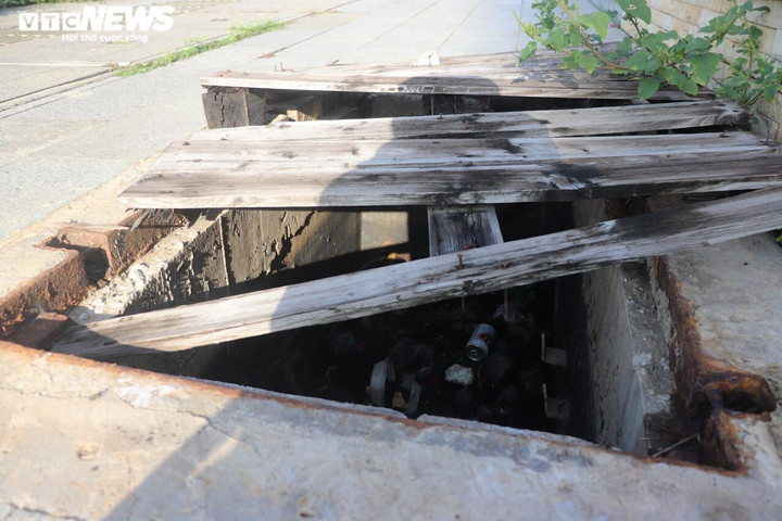 TP.HCM: Sau cầu Thủ Thiêm 2, đến lượt hàng loạt hố ga trên đường Tố Hữu mất nắp - 11