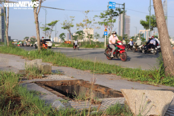 TP.HCM: Sau cầu Thủ Thiêm 2, đến lượt hàng loạt hố ga trên đường Tố Hữu mất nắp - 10