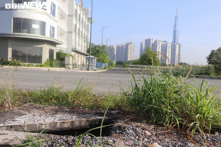 TP.HCM: Sau cầu Thủ Thiêm 2, đến lượt hàng loạt hố ga trên đường Tố Hữu mất nắp - 7