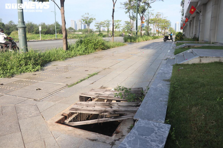 TP.HCM: Sau cầu Thủ Thiêm 2, đến lượt hàng loạt hố ga trên đường Tố Hữu mất nắp - 2