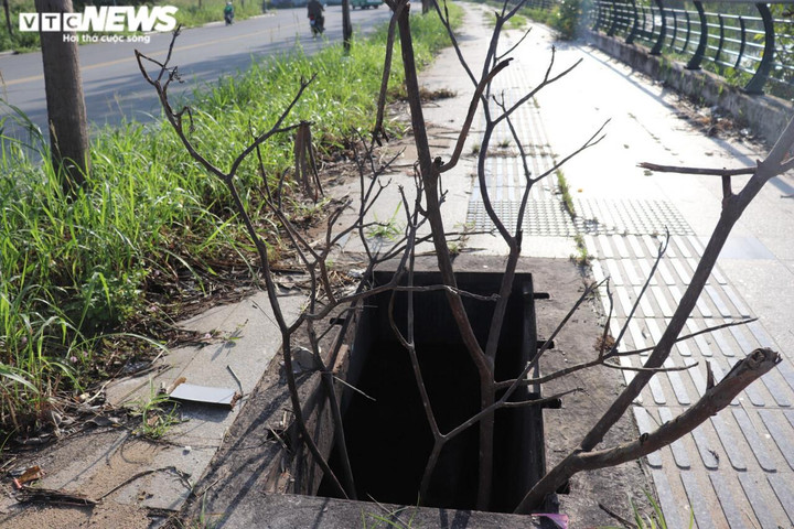 TP.HCM: Sau cầu Thủ Thiêm 2, đến lượt hàng loạt hố ga trên đường Tố Hữu mất nắp - 3